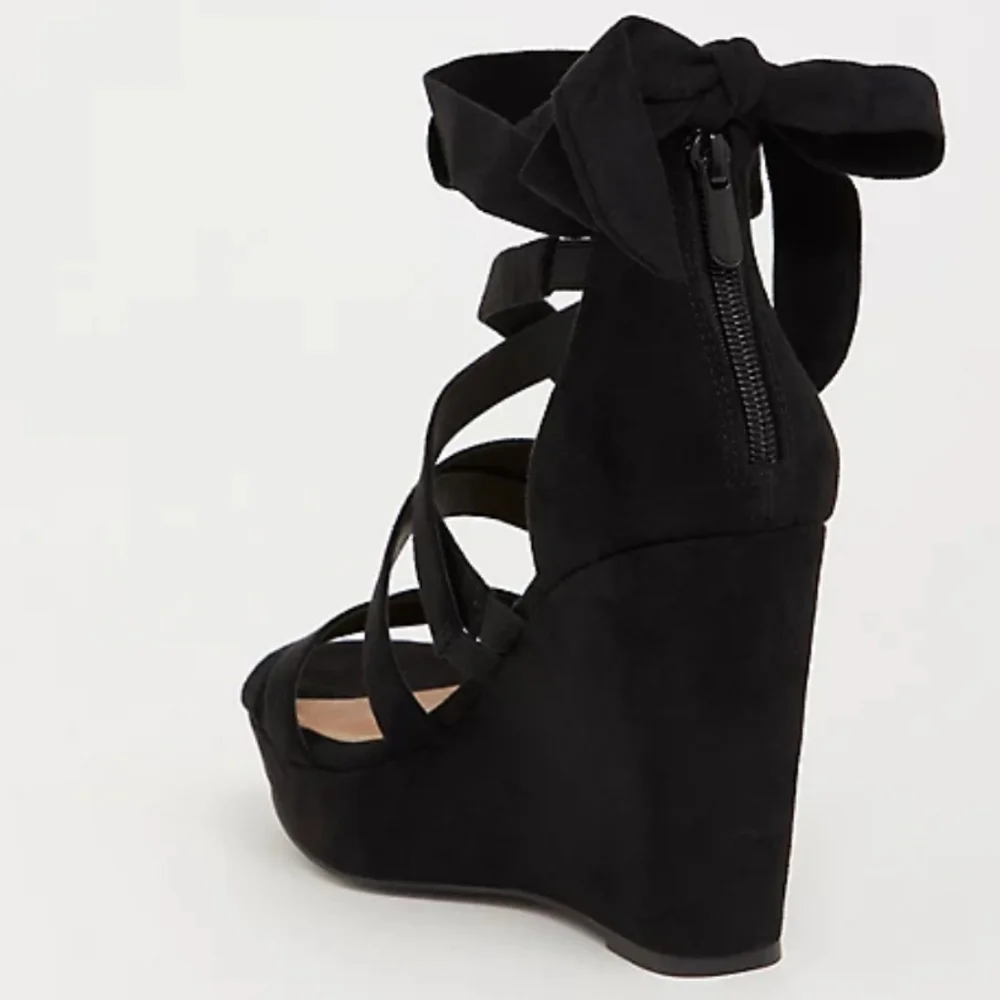 *NIB* Torrid Ankle Wrap Platform Wedge - Size 9 (WW)